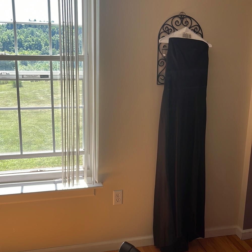 Lady strapless black dress